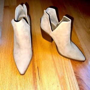 NEW Vince Camuto Gigietta Suede Cut Out Ankle Bootie